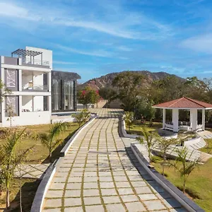 Villa Stayvista's Avadh Vatika - Mountain-view With Outdoor Pool, Lawn Featuring A Gazebo & Bar