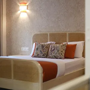 The Little Experience, Apartment