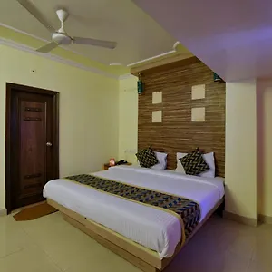 Oyo 2289 Radha Palace Hotel 3*