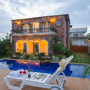 Elivaas 3 Bhk With Pvt Pool & Lush Garden - Oakwood *