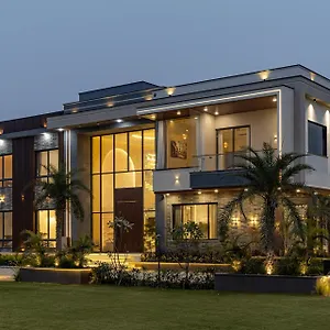 Villa Stayvista At Priana - A Luxury Pool With Jacuzzi & Gym *