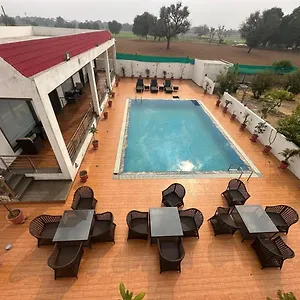 فيلة Farm Retreat *