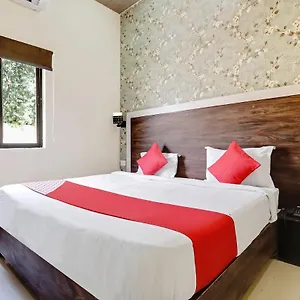 Hotel Oyo 47287 Eden Garden 3*