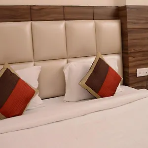 Oyo Sindhi Camp Metro View 3*
